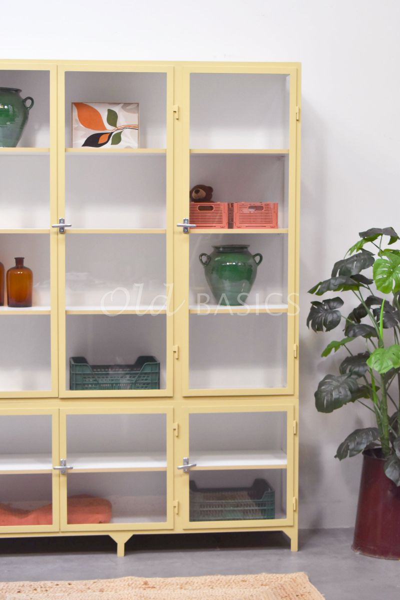 Detail van Apothekerskast Vitrine, 3 deuren, RAL1001, geel, crème, materiaal staal